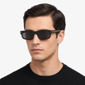 Black Sunglasses with Iconic Metal Plaque – Contemporary Style