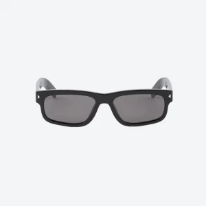 Black Sunglasses with Iconic Metal Plaque – Contemporary Style