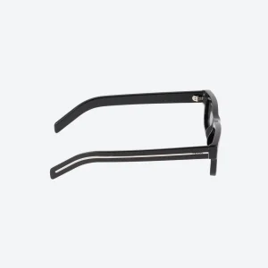 Black Sunglasses with Iconic Metal Plaque – Contemporary Style