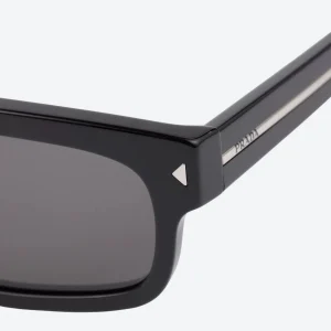 Black Sunglasses with Iconic Metal Plaque – Contemporary Style
