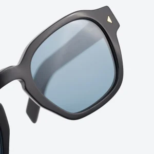 Sunglasses with the iconic metal plaque – Black